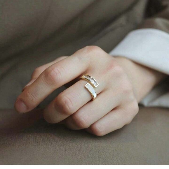 🎉🎉NEW🎉🎉 GORGEOUS!! Adjustable White Enamel And CZ Baguettes Claw Ring - Picture 2 of 16